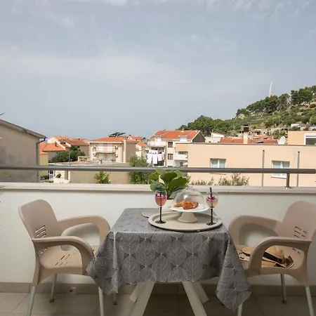 Sea View M Apartment *