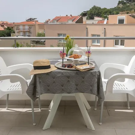 Sea View M Apartment *