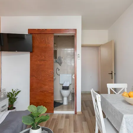 Sea View M Apartment *