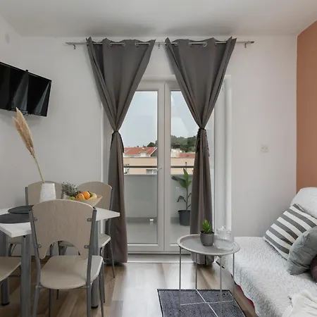 Sea View M Apartment